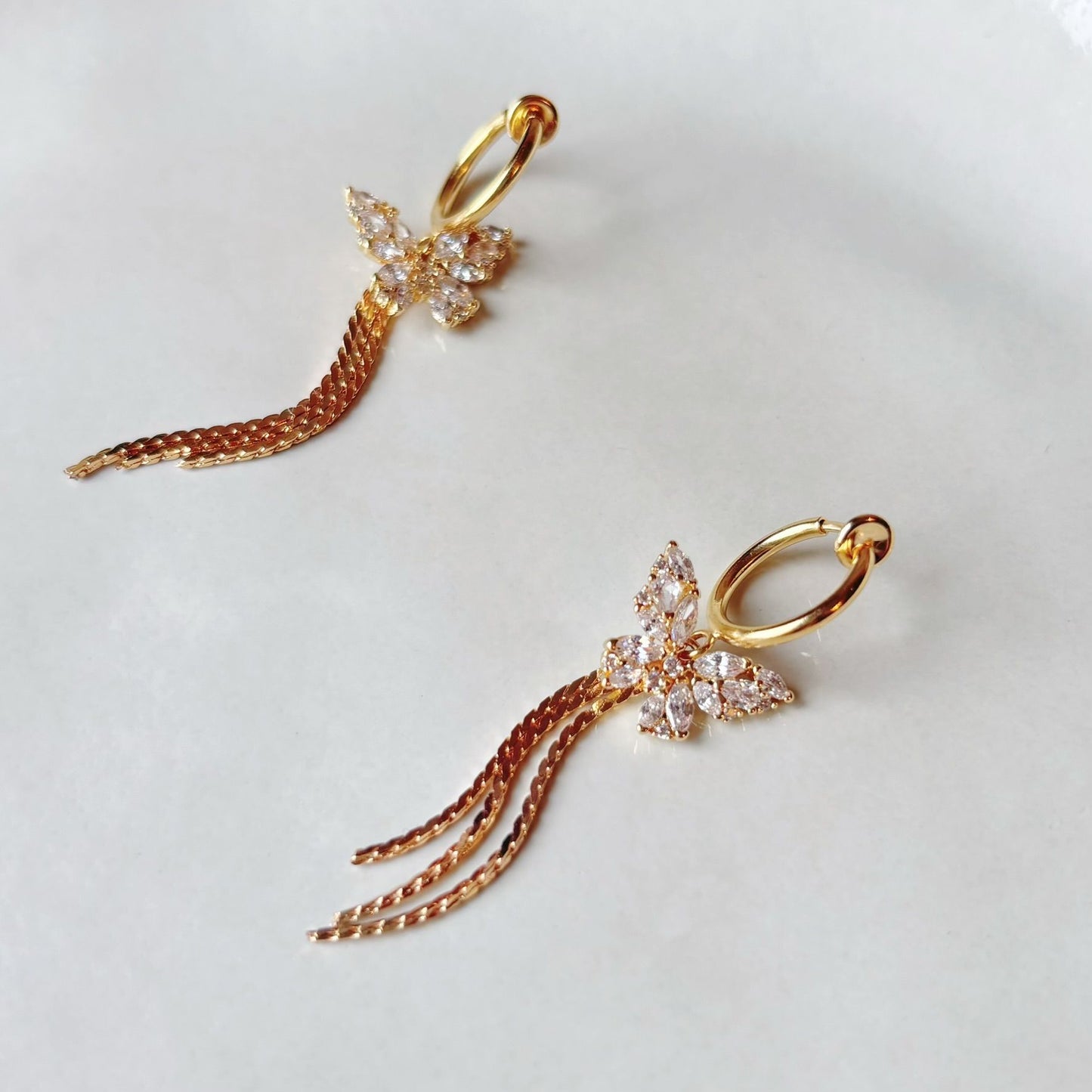 Clips d’oreilles faits main, bijou papillon élégant et poétique.