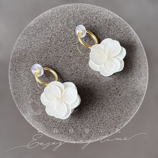 Boucles d'oreilles clips mariage Hana&Alice, bijoux faits main avec pétales d'hortensias blancs.