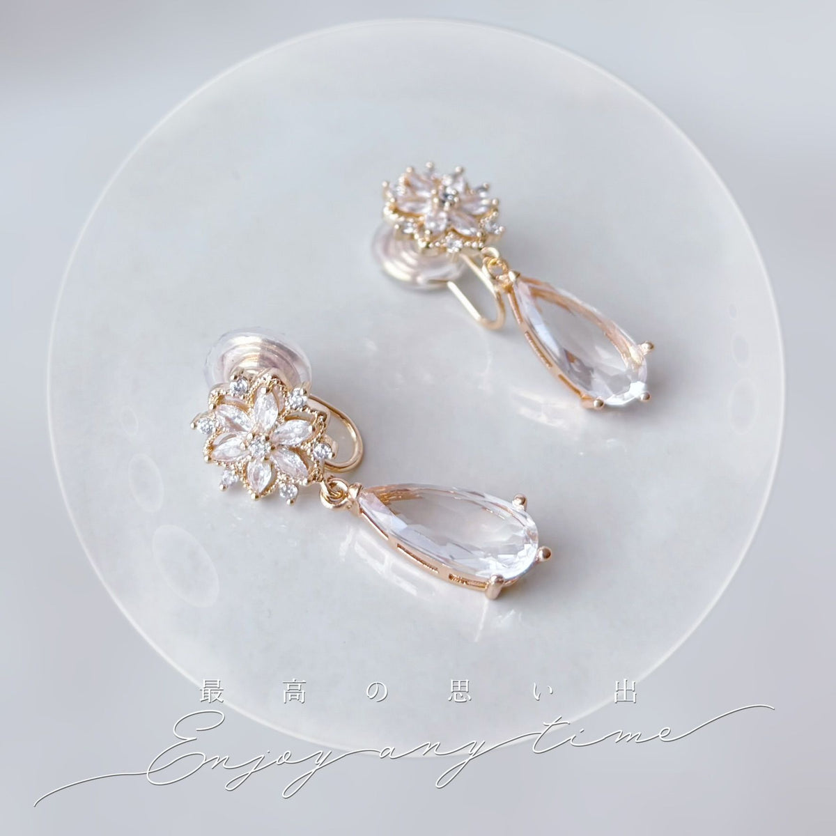 Boucles d’oreilles à clips pour invitée de mariage avec fleur délicate et pendentif en cristal