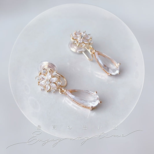 Boucles d’oreilles à clips pour invitée de mariage avec fleur délicate et pendentif en cristal