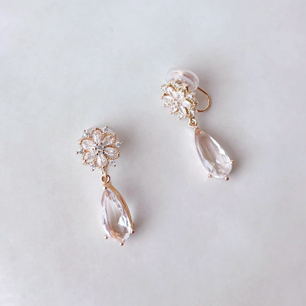 Boucles d’oreilles à clips sans perçage élégantes avec détail floral et cristal transparent