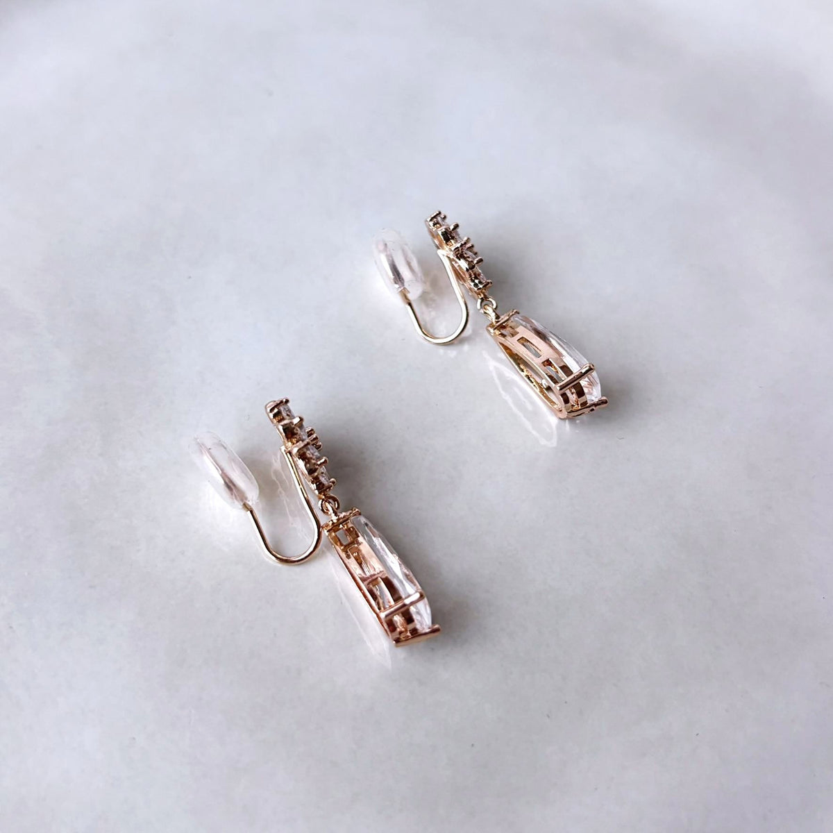 Boucles d’oreilles à clips romantiques pour mariage chic avec détails floraux scintillants
