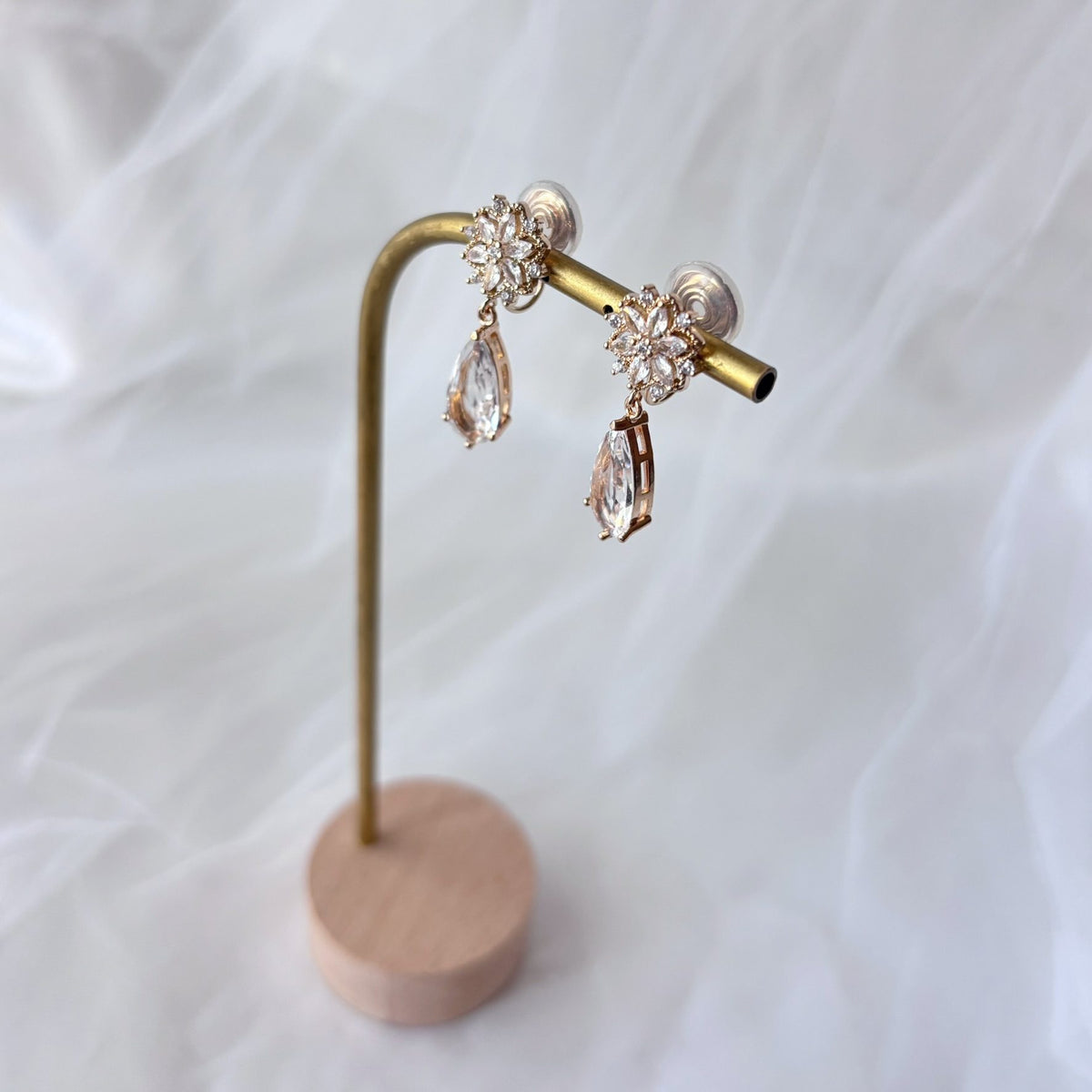 Boucles d’oreilles à clips élégantes pour mariée avec motif fleur et goutte de cristal