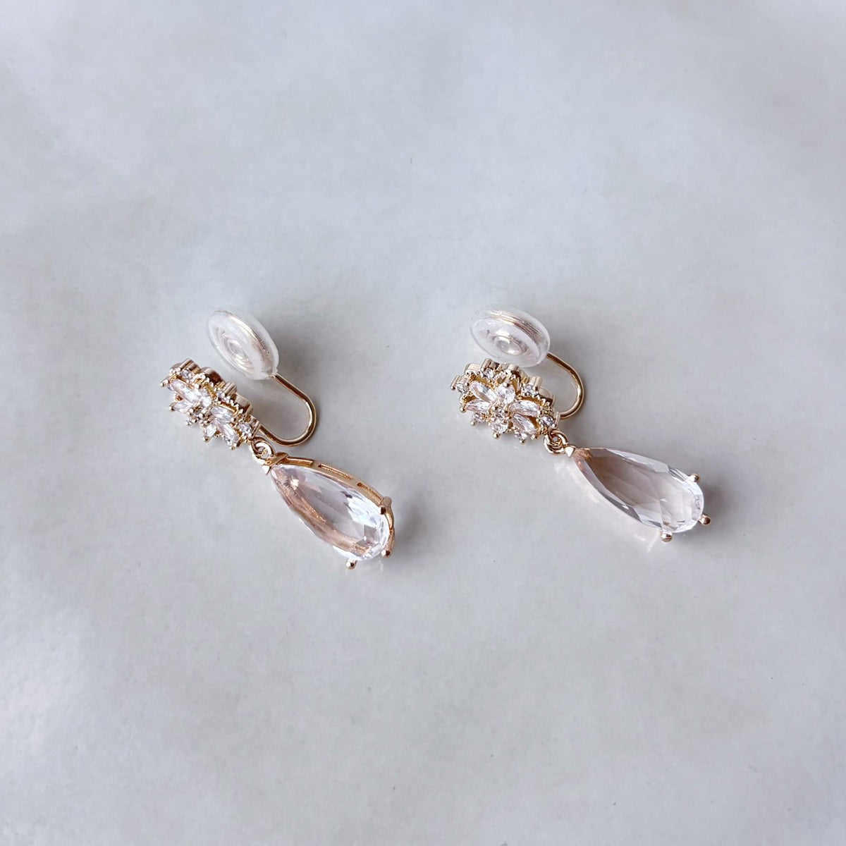 Boucles d’oreilles à clips délicates et lumineuses pour mariée ou invitée de mariage