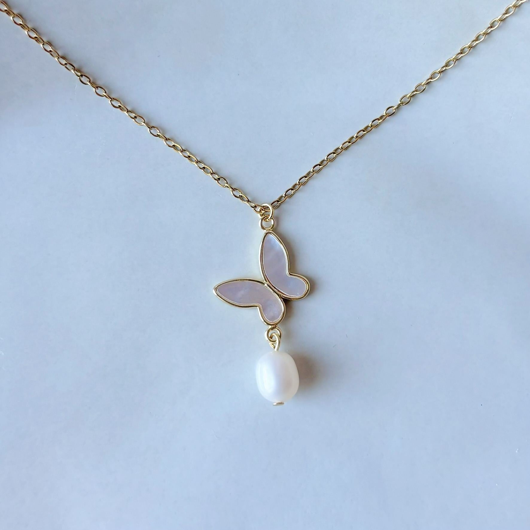 Collier de mariée avec papillon en nacre et perle naturelle, parfait pour une allure moderne et poétique