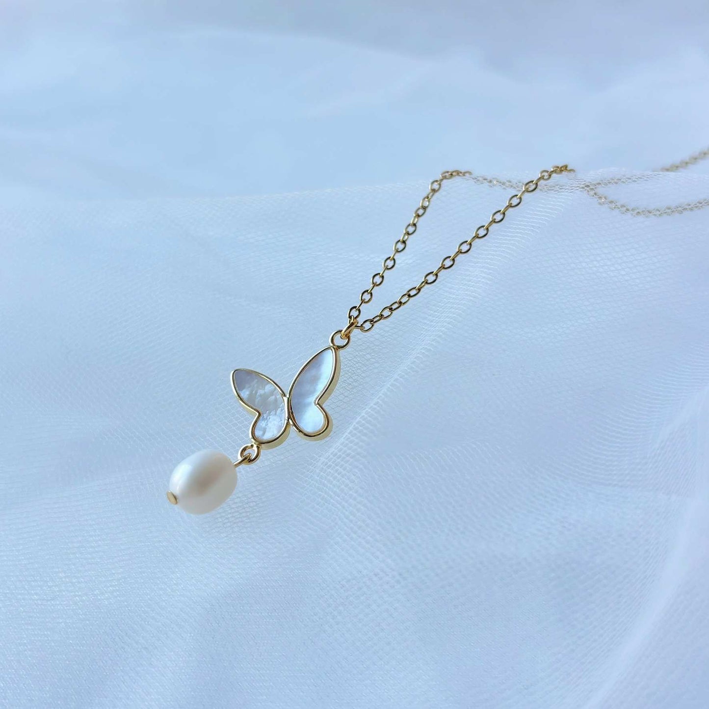 Collier de mariage délicat avec papillon en nacre et perle fine, style romantique et naturel