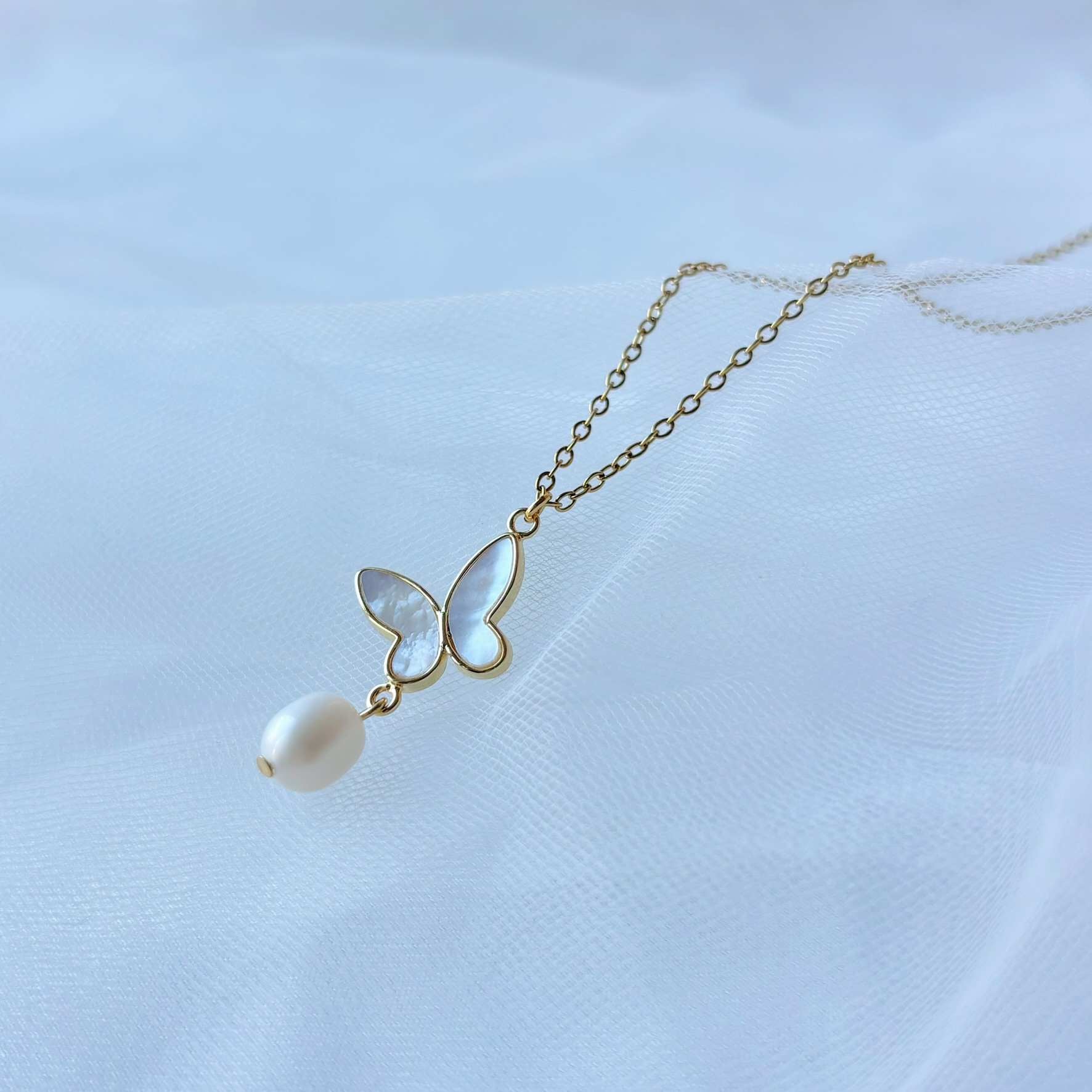 Collier de mariage délicat avec papillon en nacre et perle fine, style romantique et naturel