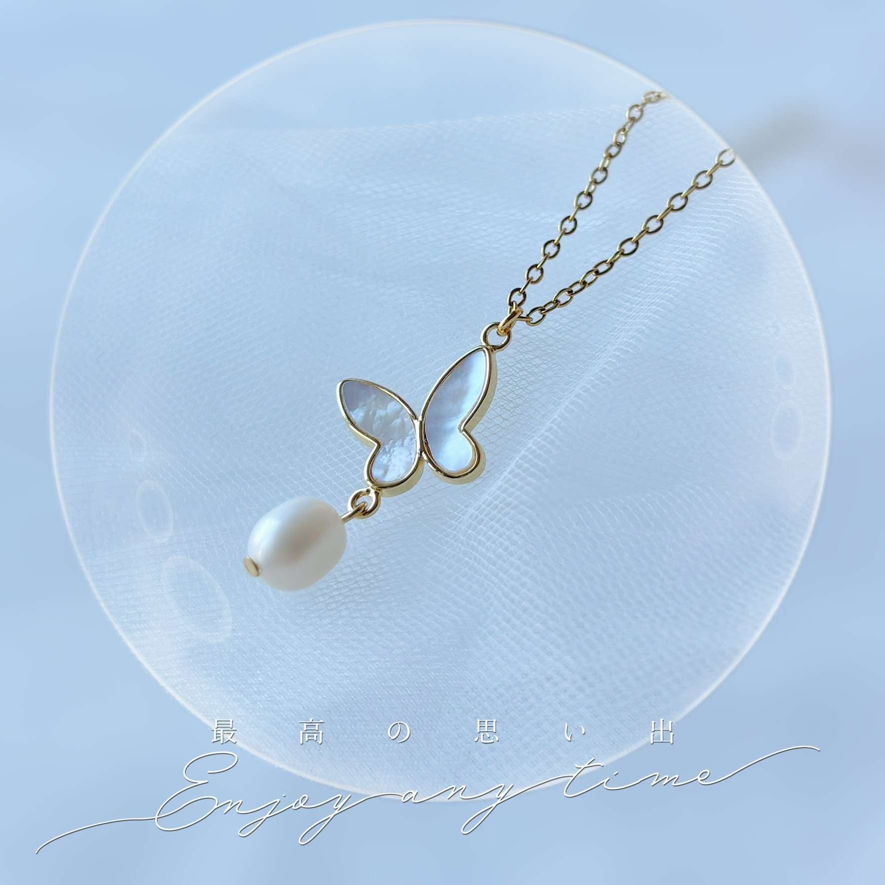 Bijou de mariée lumineux avec papillon nacré et perle naturelle d’eau douce, fait main en atelier