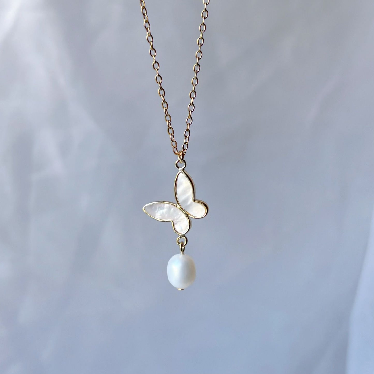 Bijou mariage avec papillon en nacre et perle fine, idéal pour une tenue douce et élégante