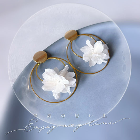 Boucles d’oreilles mariage fleurs stabilisées pour tenue de mariée élégante