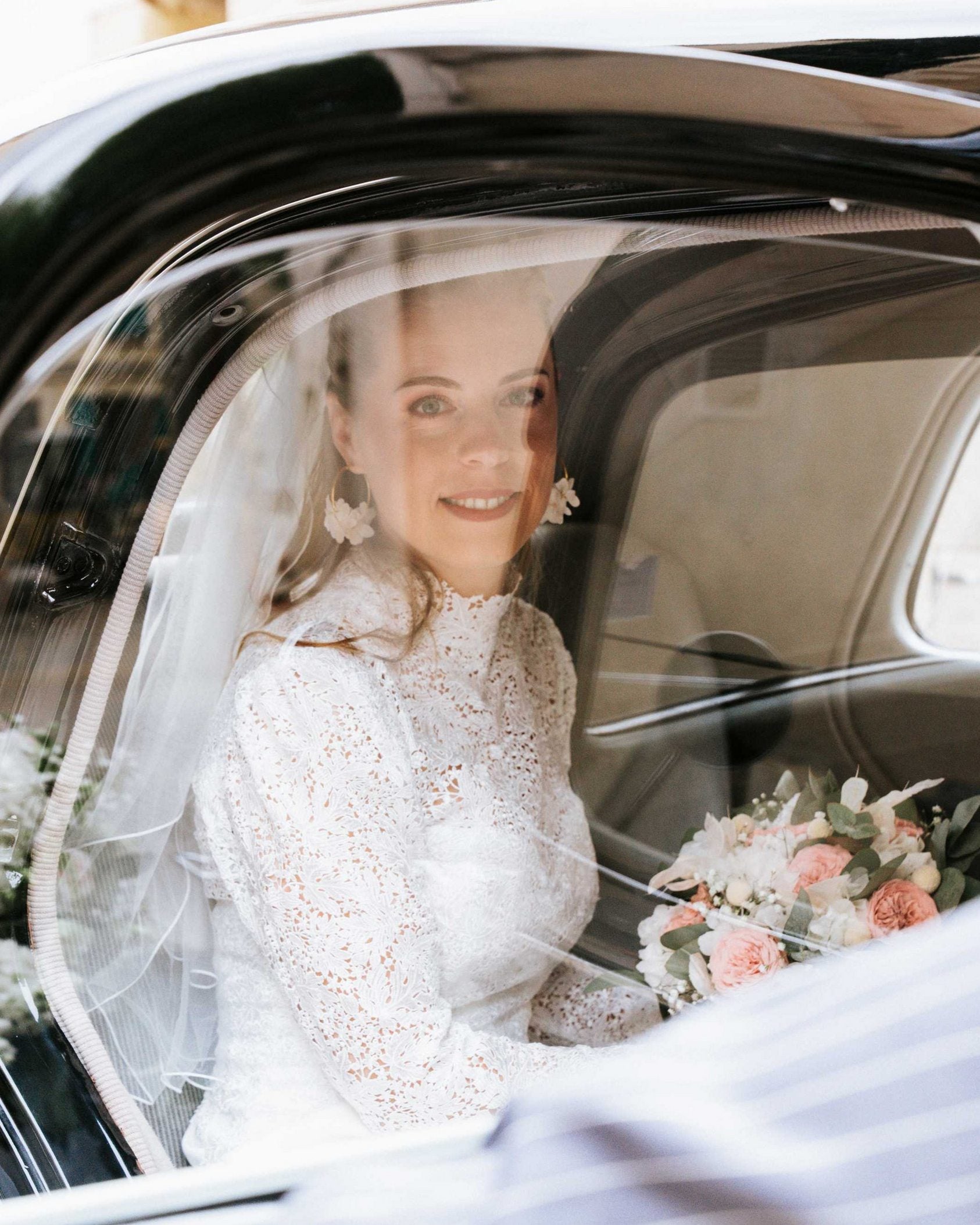 Boucles d'oreilles mariage en créoles dorées et fleurs stabilisées, faites à la main pour un style élégant et intemporel.