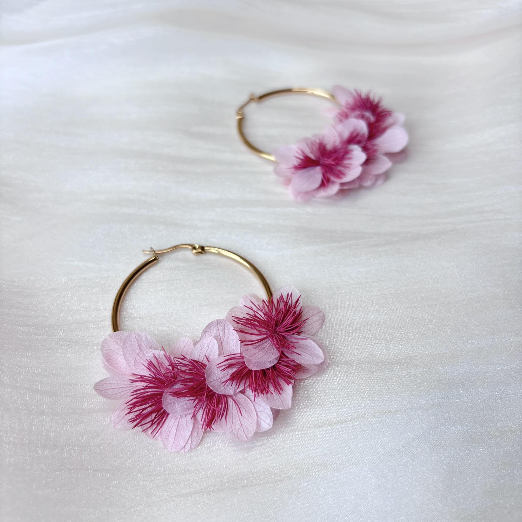 Bijoux mariage fleurs rose clair, créoles florales fait main par Hana&Alice.