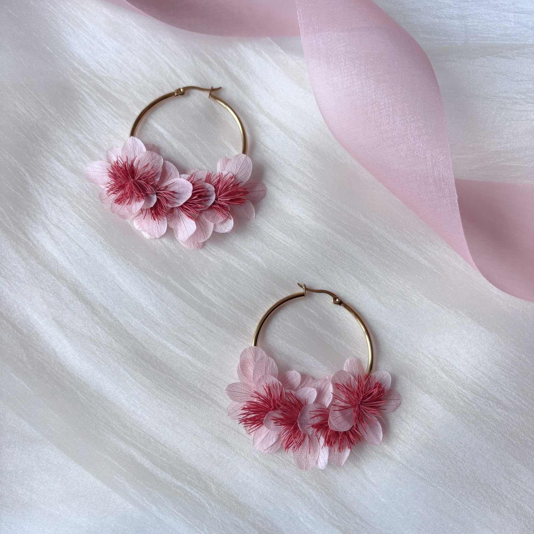 Boucles d’oreilles fleur stabilisée rose pour parure de bijoux mariage.