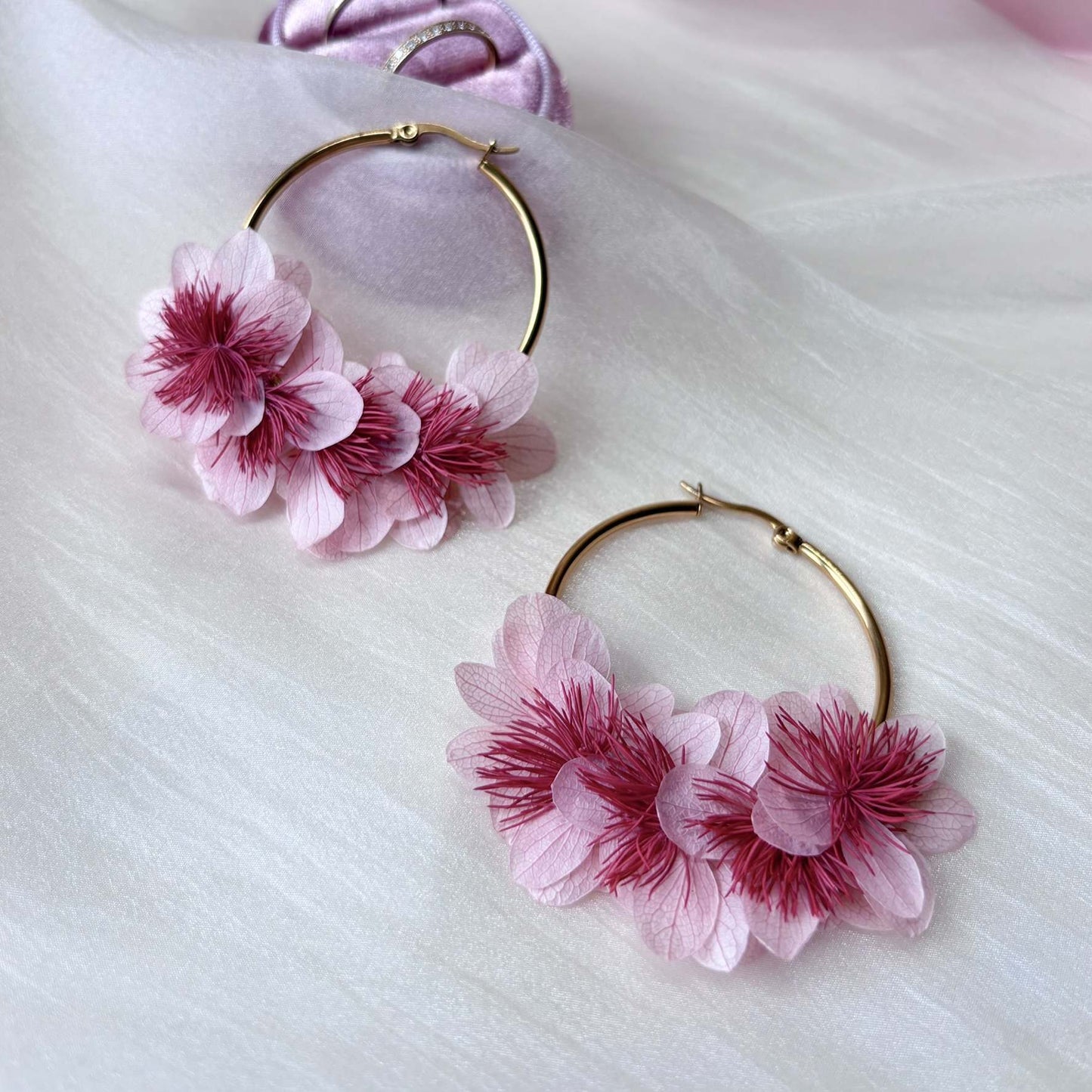 Bijoux soirée rose clair en fleurs stabilisées, création artisanale Hana&Alice.