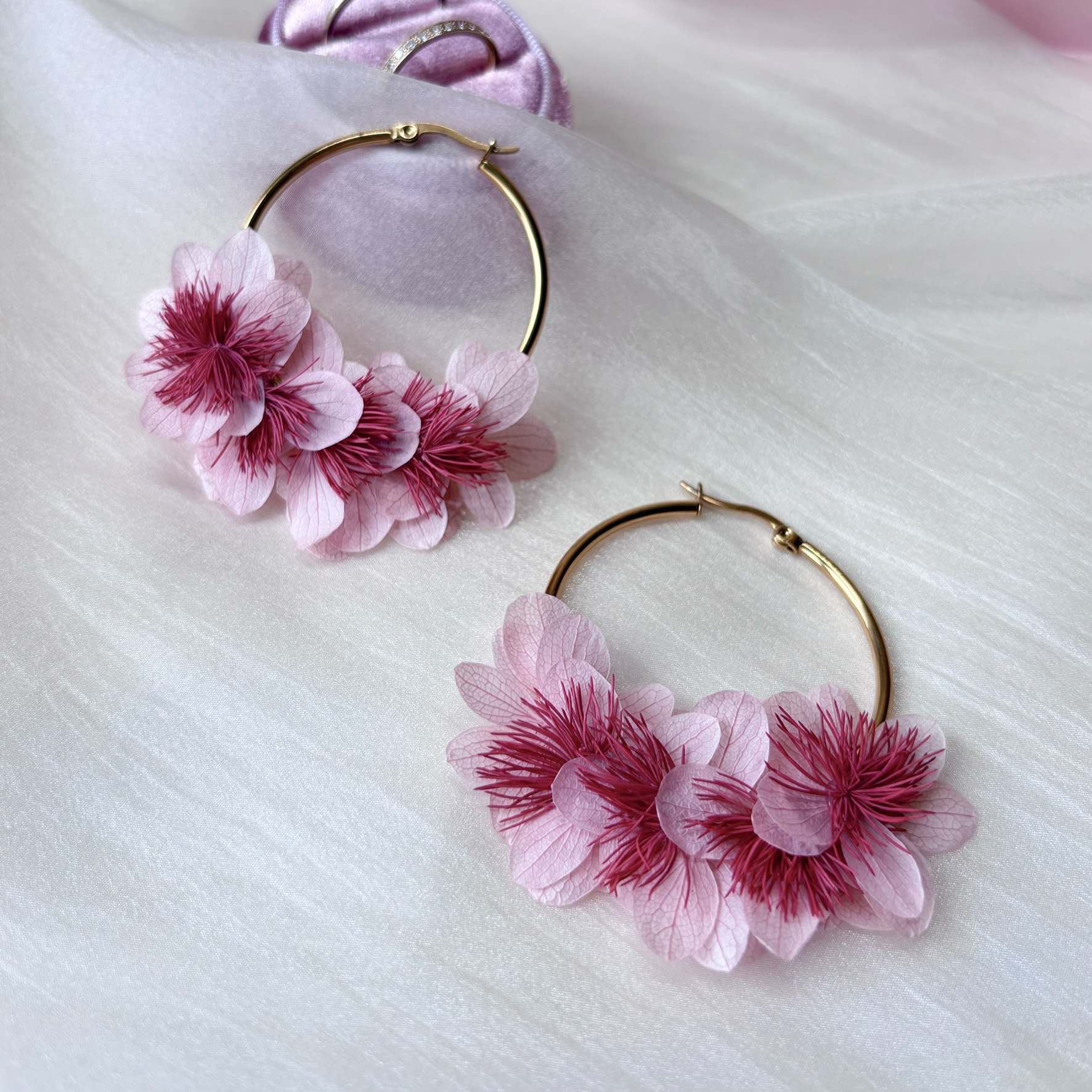 Bijoux soirée rose clair en fleurs stabilisées, création artisanale Hana&Alice.