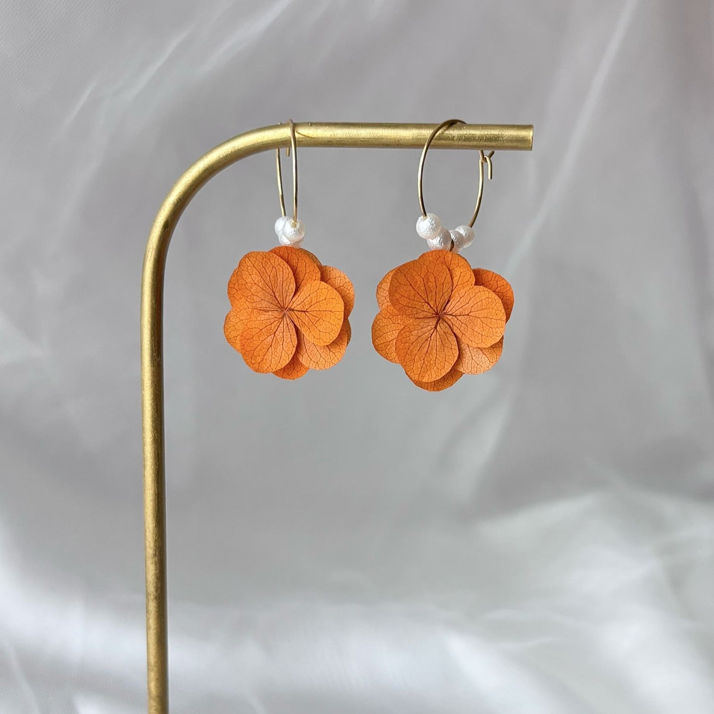 MAYNA TERRACOTTA - Boucles d'oreilles mariage créoles avec fleurs stabilisées orange terracotta et perles fines, Bijoux mariée et demoiselles d'honneur