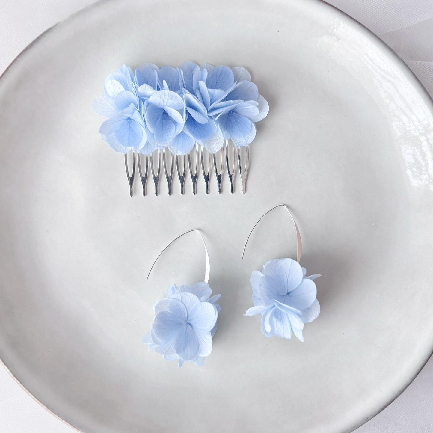 Bijoux mariage fleurs stabilisées bleu clair légers et élégants.