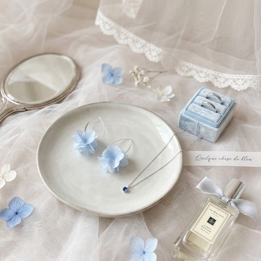 Boucles d'oreilles mariage bleu clair pour demoiselles d'honneur assorties.
