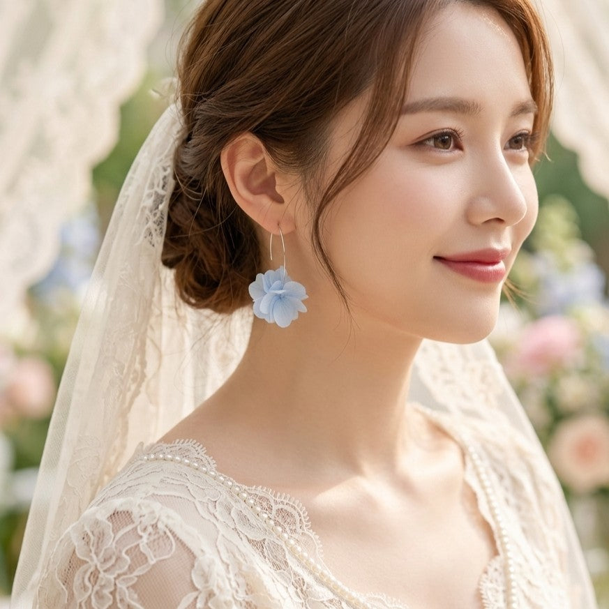 Boucles d'oreilles artisanales bleu ciel assorties à une parure mariage bleu.