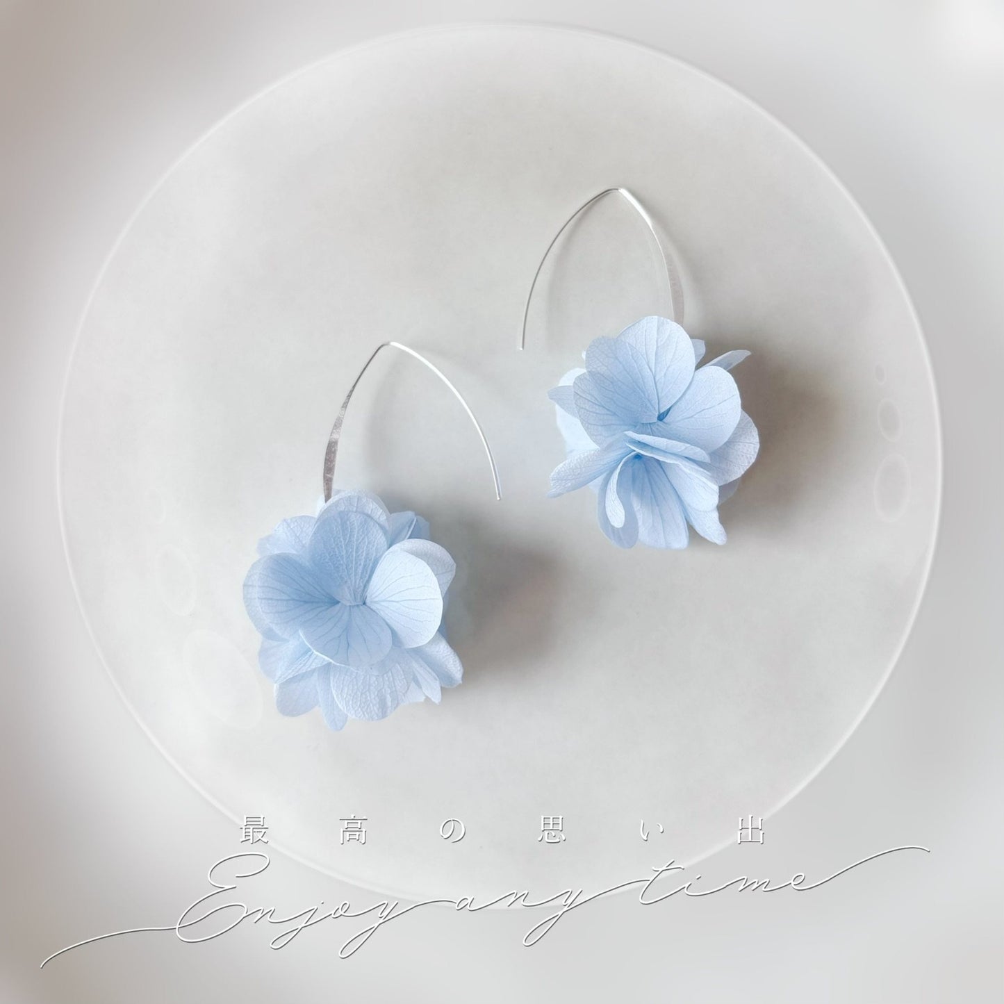 Accessoire mariage bleu clair en véritables fleurs d'hortensias stabilisées.