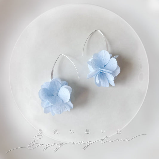 Accessoire mariage bleu clair en véritables fleurs d'hortensias stabilisées.