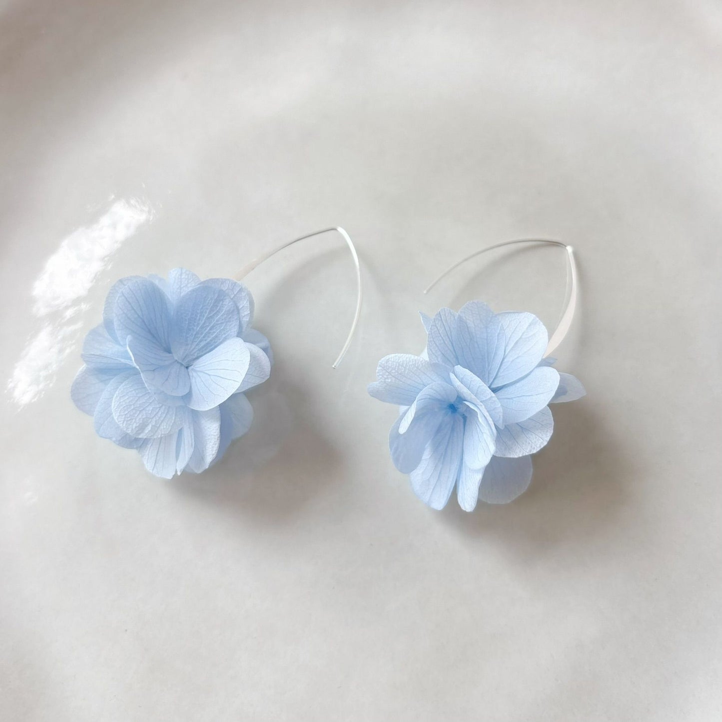 Bijoux mariage bleu clair réalisés à la main avec fleurs naturelles stabilisées.