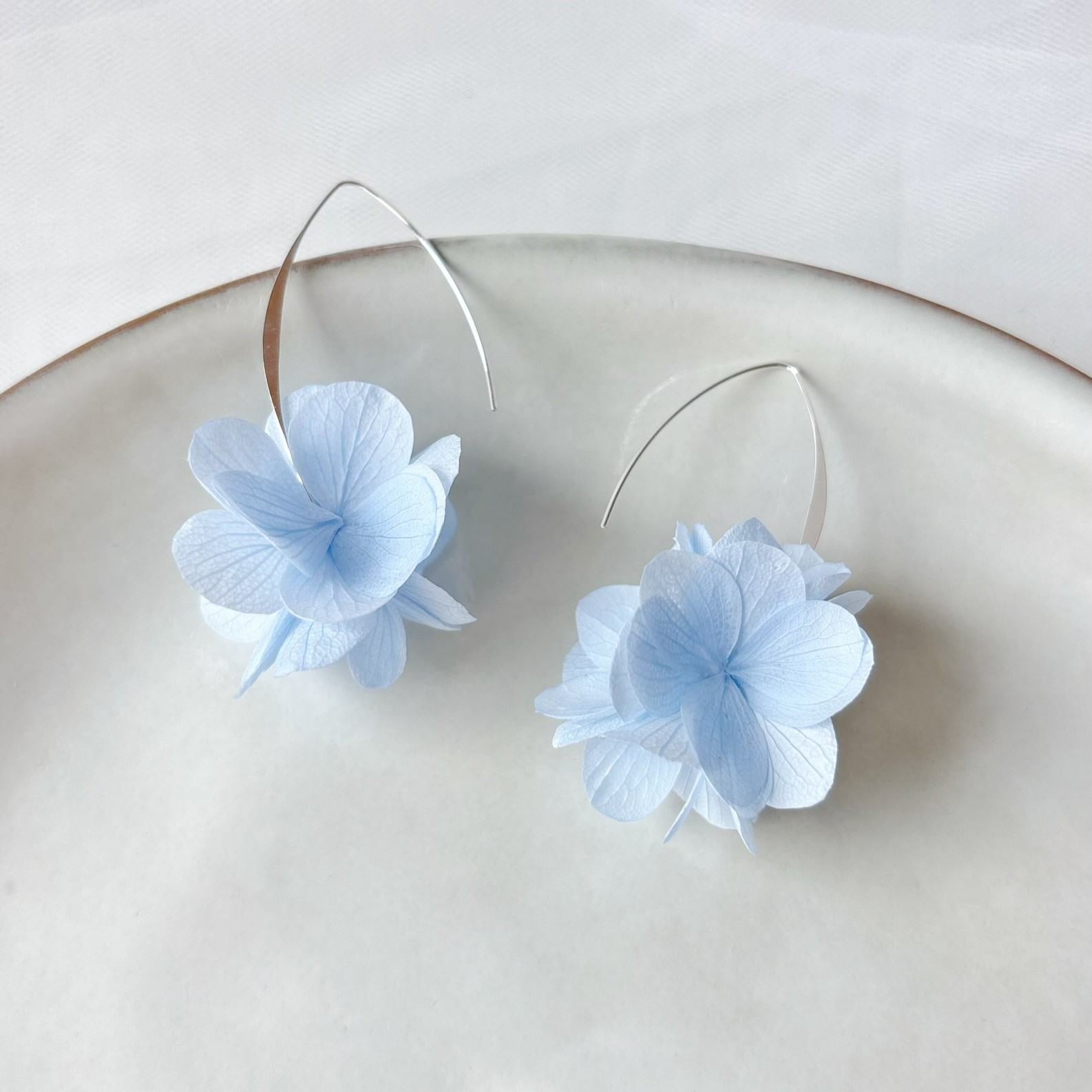 Bijoux floraux bleu ciel faits main pour mariage et cérémonie.