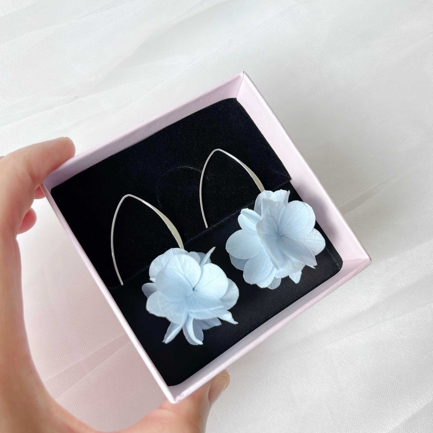 Boucles d'oreilles fleurs stabilisées bleu clair cadeau mariage original.