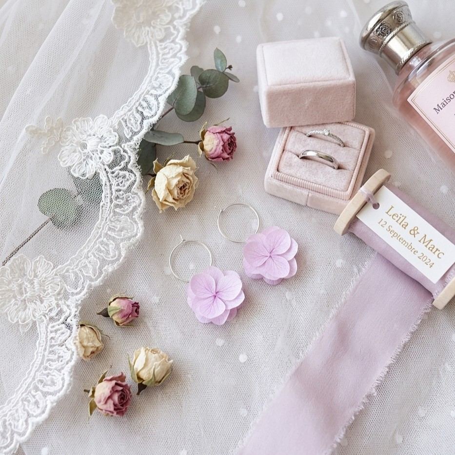 créoles mariage avec hortensia rose clair pour accessoire floral raffiné et intemporel