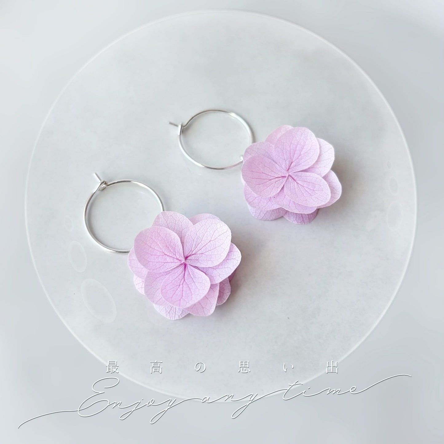 bijoux floraux femme avec créoles ornées de pétales d’hortensia pour mariage romantique