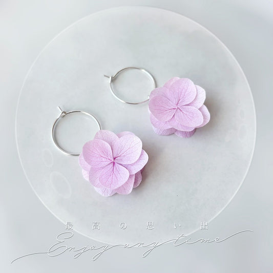 bijoux floraux femme avec créoles ornées de pétales d’hortensia pour mariage romantique