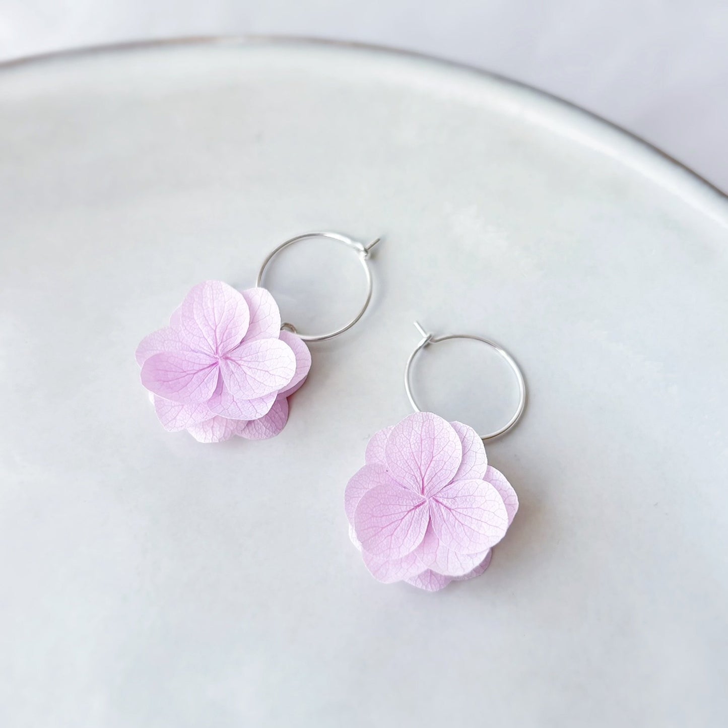 créoles délicates en fleurs naturelles stabilisées pour accessoire de mariage original et poétique