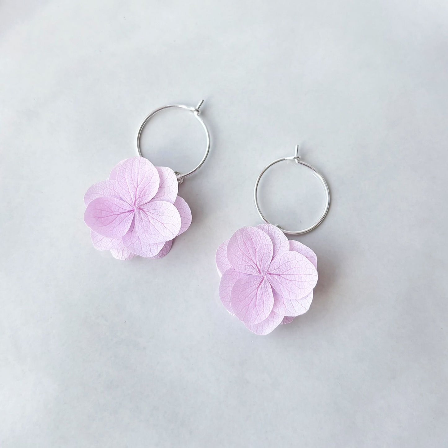 boucles d’oreilles florales naturelles avec hortensia pour mariage bohème ou jardin