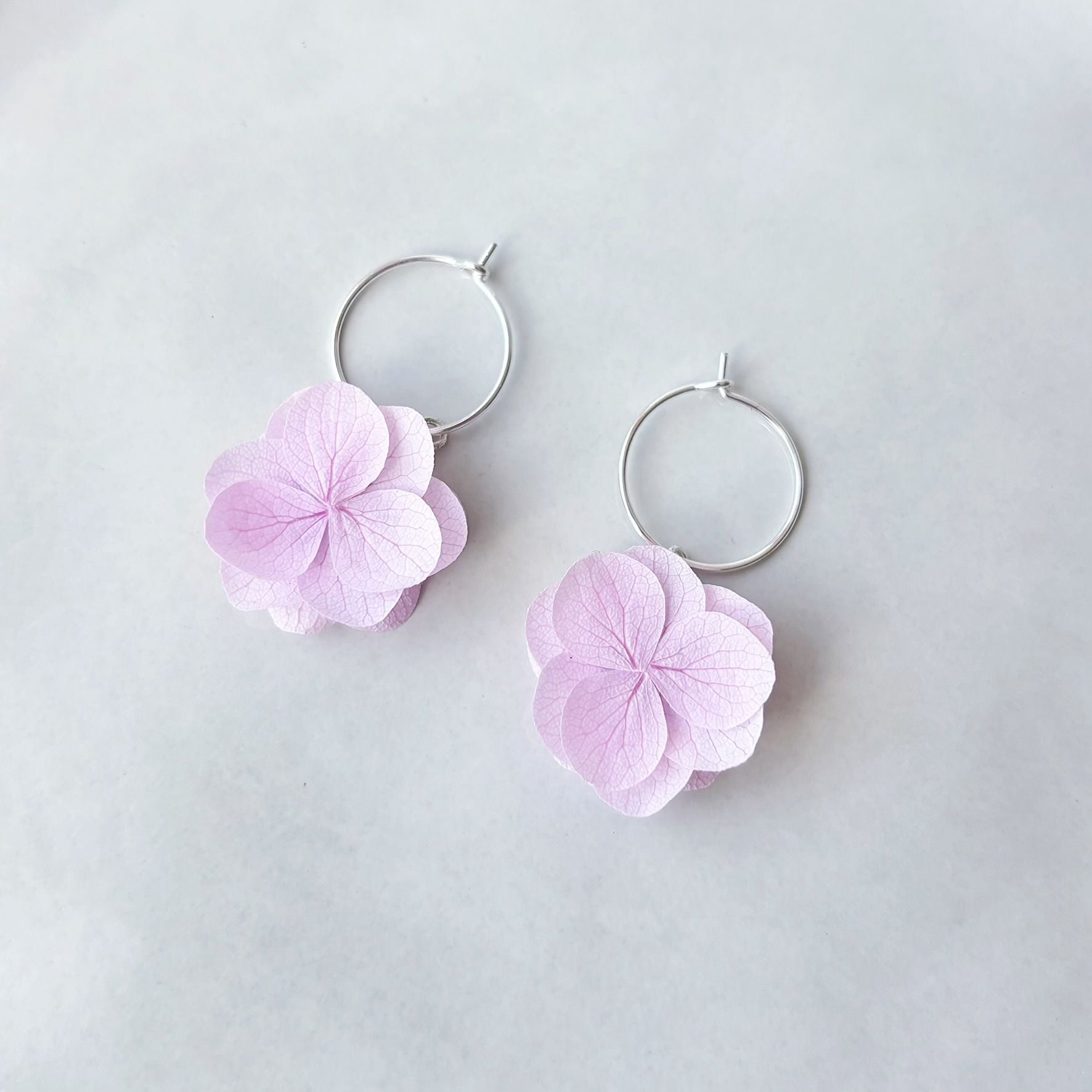 boucles d’oreilles florales naturelles avec hortensia pour mariage bohème ou jardin