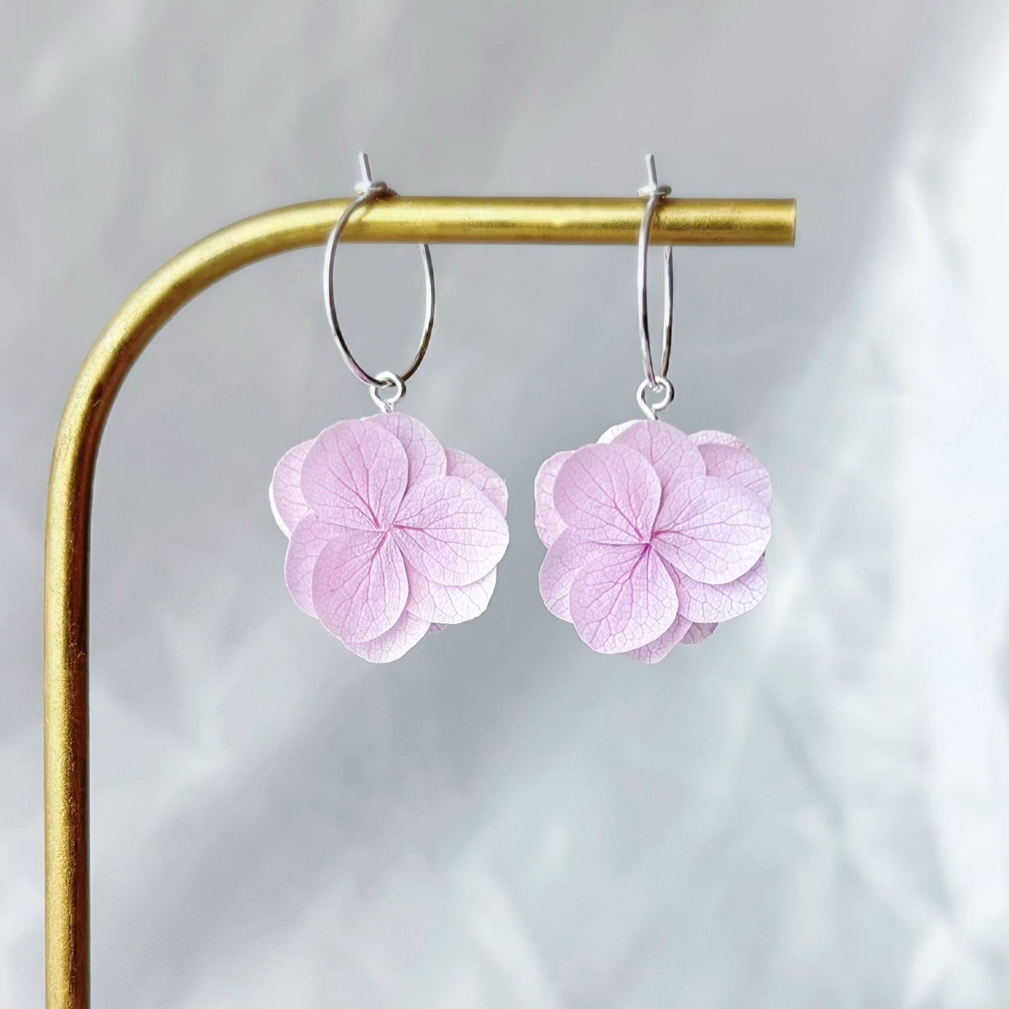 boucles d’oreilles créoles avec fleurs stabilisées idéales pour une mariée ou une invitée élégante