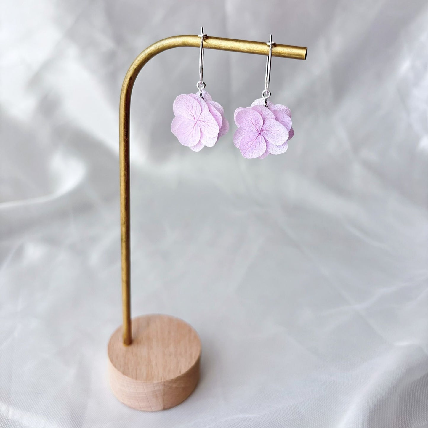 créoles florales mariage avec pétales d’hortensia stabilisé pour une tenue élégante et naturelle