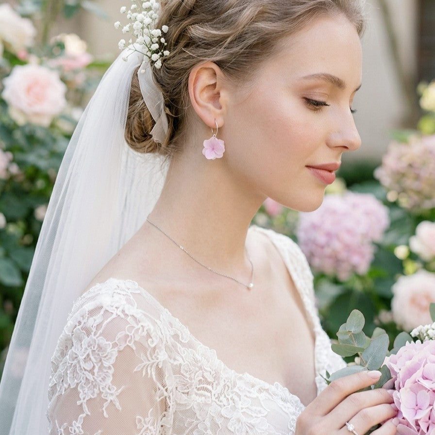 boucles d’oreilles mariage printanier avec hortensia rose clair pour une touche douce et féminine