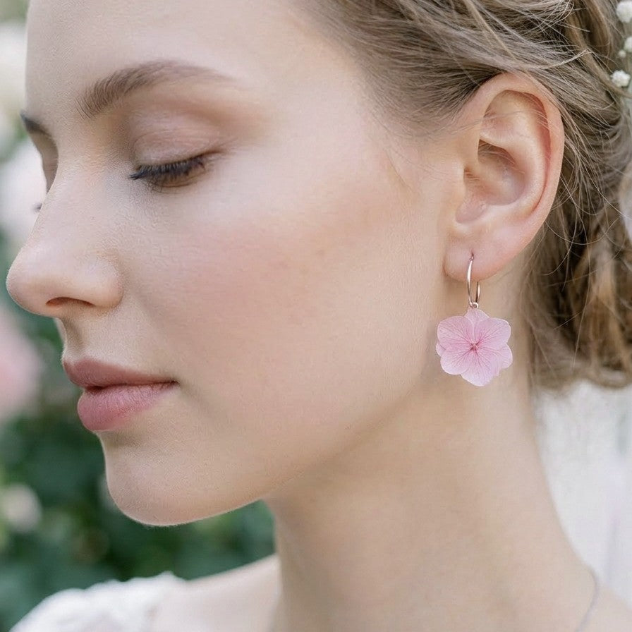 boucles d’oreilles mariage champêtre avec fleurs d’hortensia rose clair et design fin