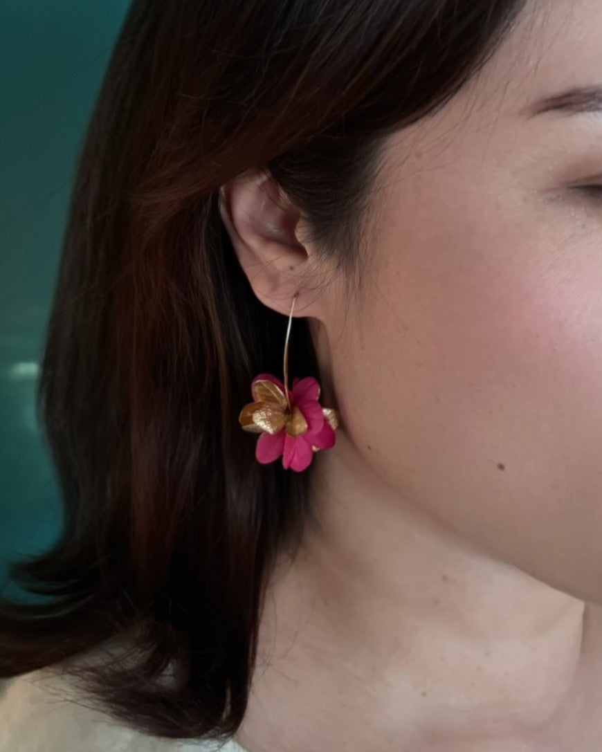 Accessoire de mariage ou cadeau pour elle, boucles d’oreilles pendantes dorées avec fleurs d’hortensias stabilisées et dorées. 