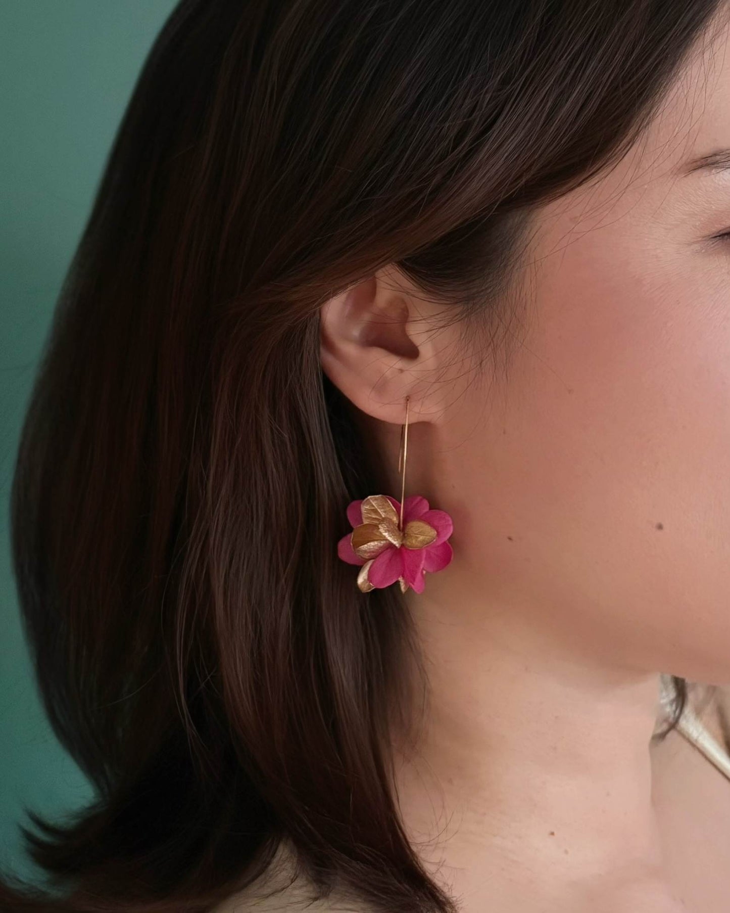 Boucles d'oreilles mariage en fleurs stabilisées rose fuchsia et dorées, bijoux idéal pour mariée et demoiselles d'honneur.