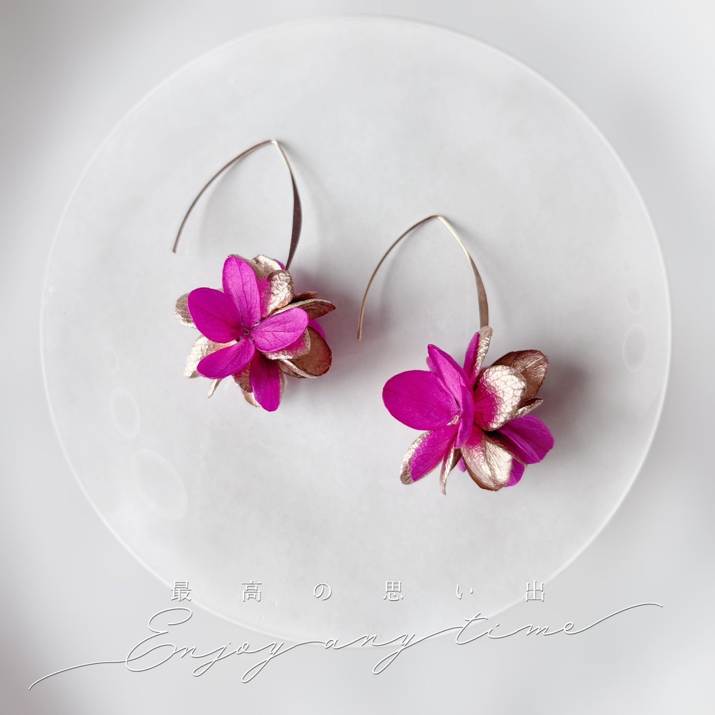 Boucles d’oreilles pendantes artisanales en crochet doré, ornées de véritables fleurs d’hortensias fuchsia et dorées stabilisées, bijou mariage chic.
