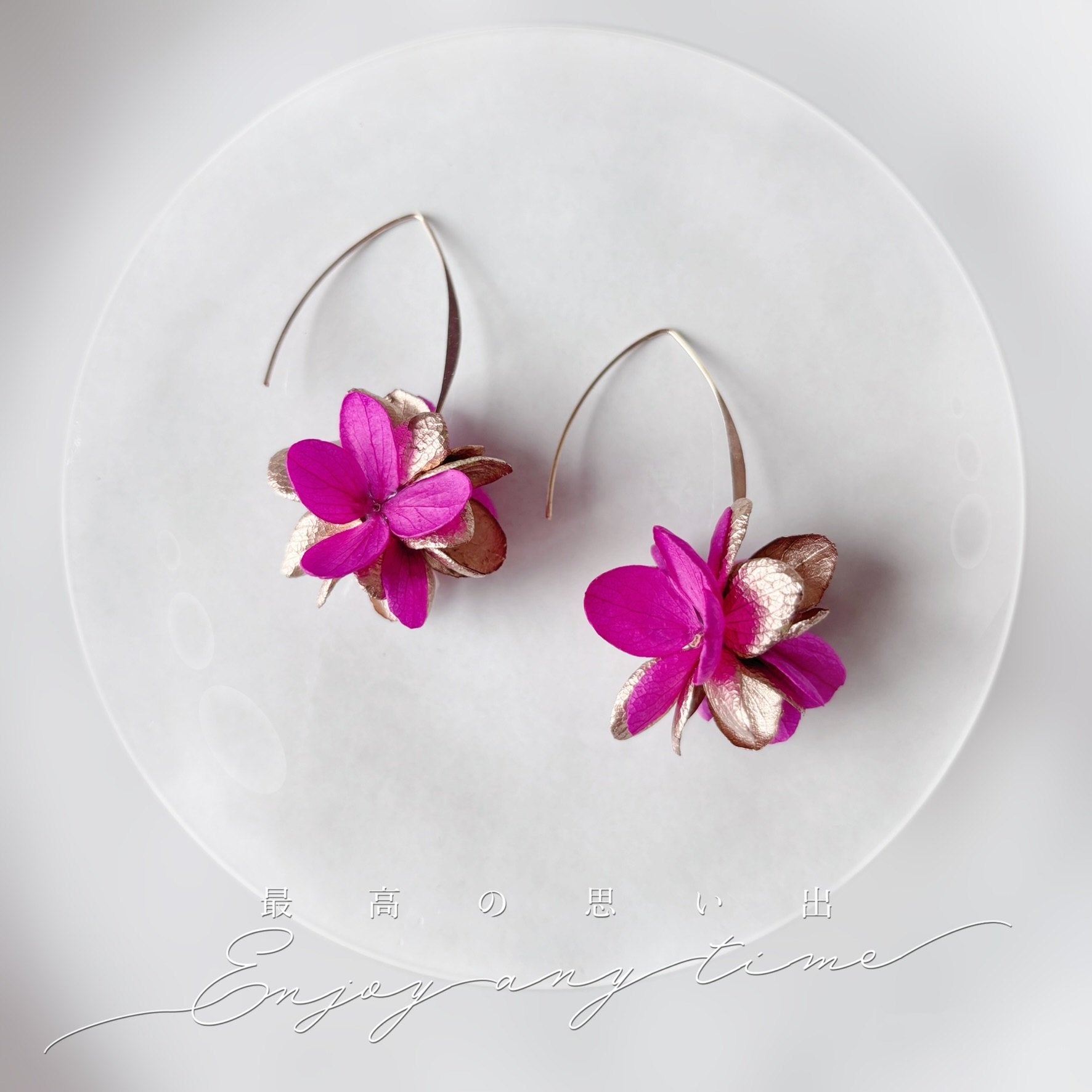 Boucles d’oreilles pendantes artisanales en crochet doré, ornées de véritables fleurs d’hortensias fuchsia et dorées stabilisées, bijou mariage chic.