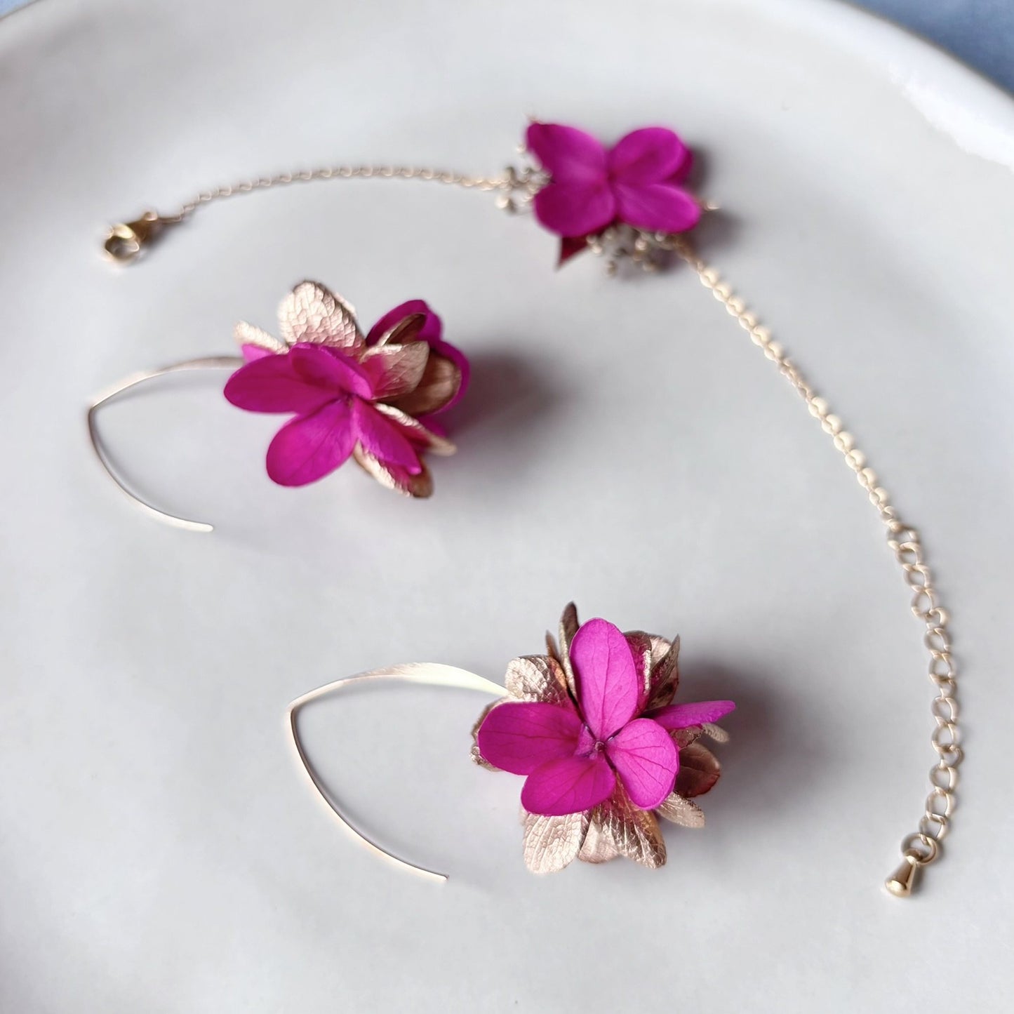 Accessoire de mariage ou cadeau pour elle, boucles d’oreilles pendantes dorées avec fleurs d’hortensias stabilisées.