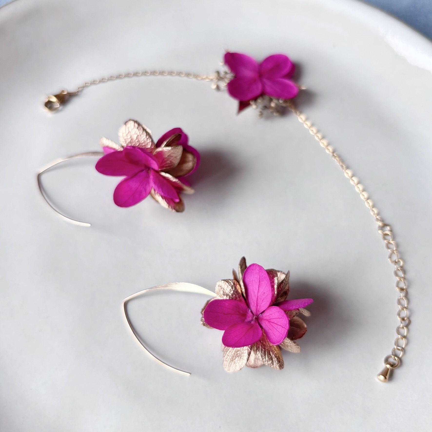 Accessoire de mariage ou cadeau pour elle, boucles d’oreilles pendantes dorées avec fleurs d’hortensias stabilisées.
