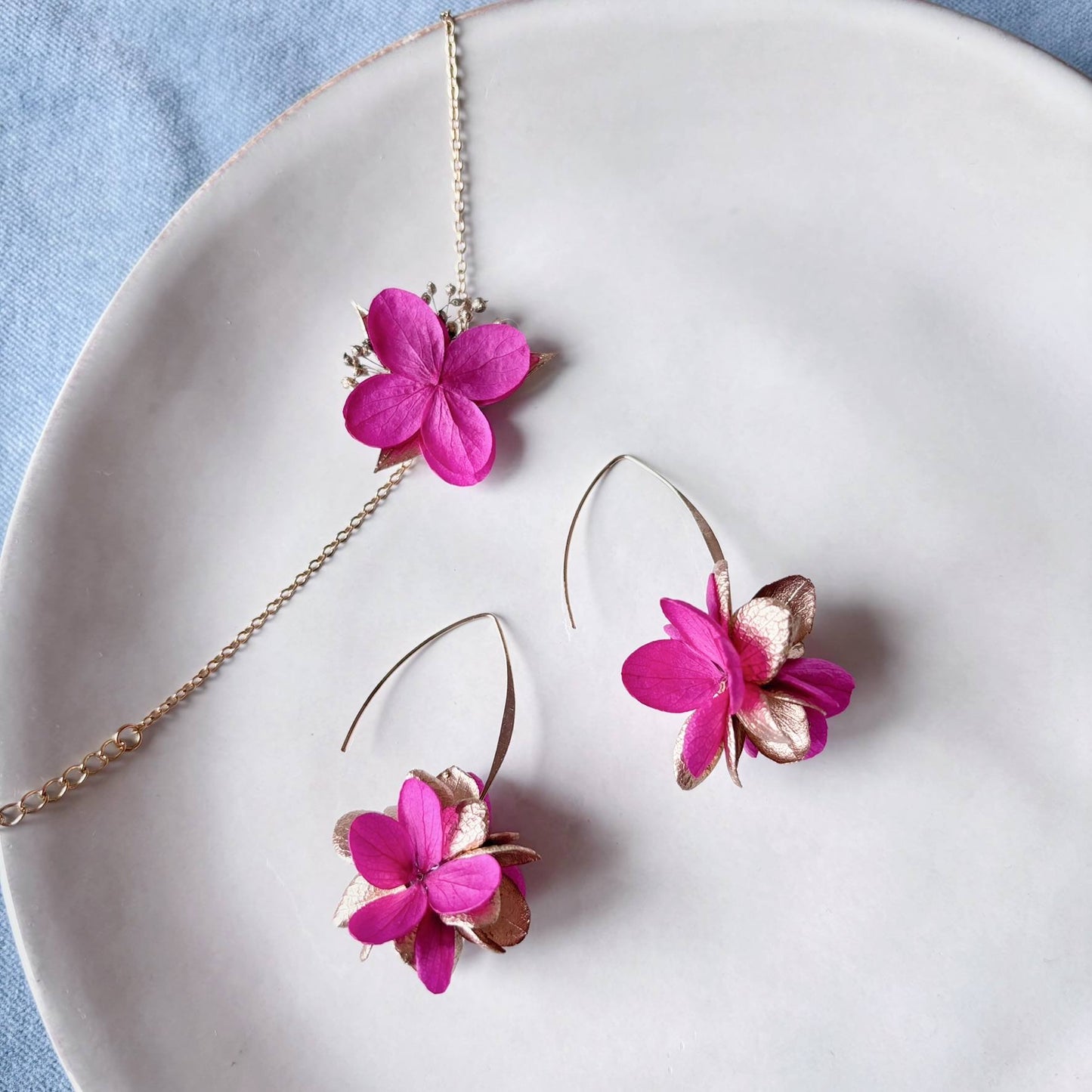 Boucles d’oreilles originales Hana&Alice, mariage et cérémonie, fleurs d’hortensias fuchsia et dorées sur crochet doré.