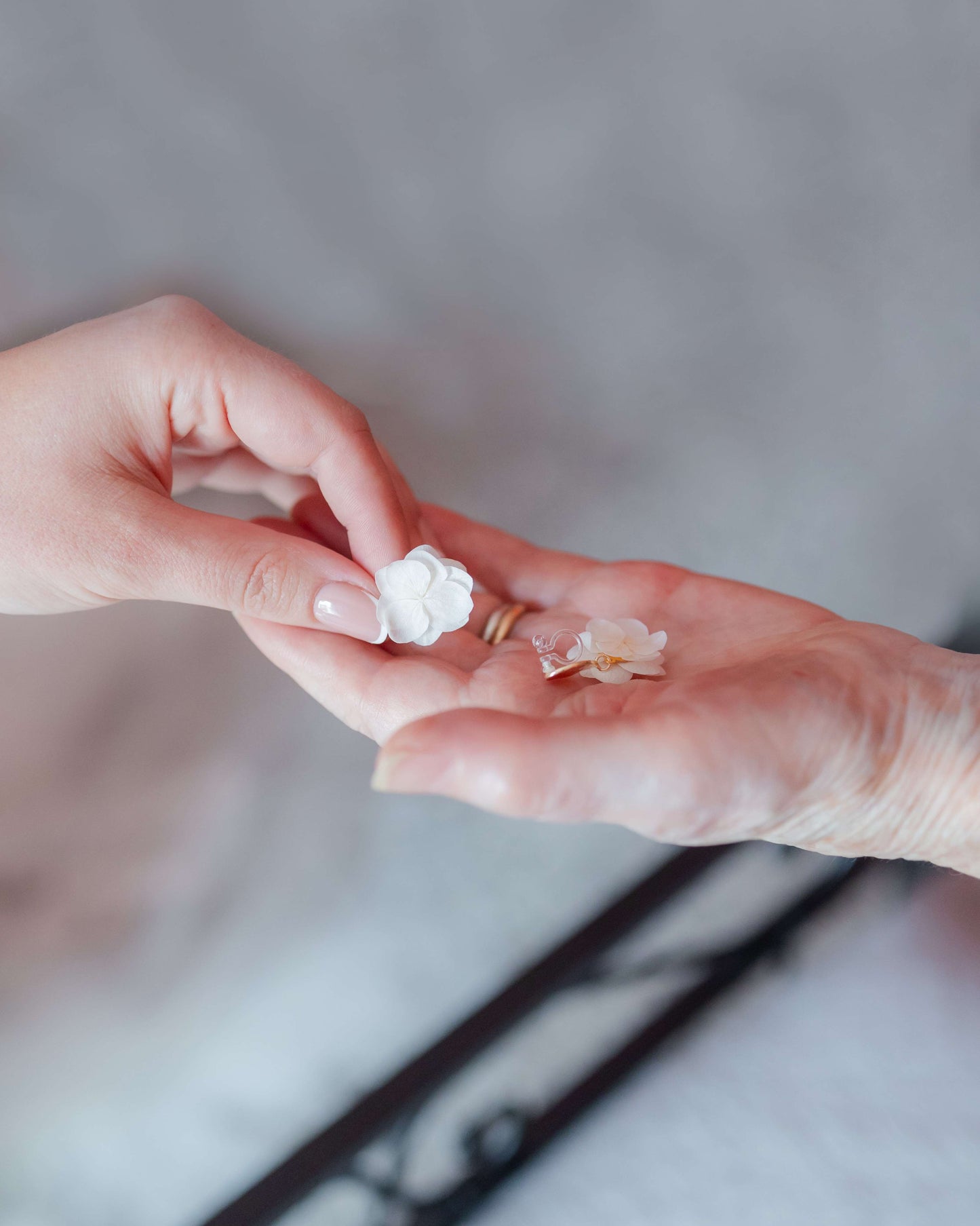 Clips d'oreilles mariage en fleurs stabilisées blanches et clou martelé doré ou argenté. Accessoire pour mariage élégant.