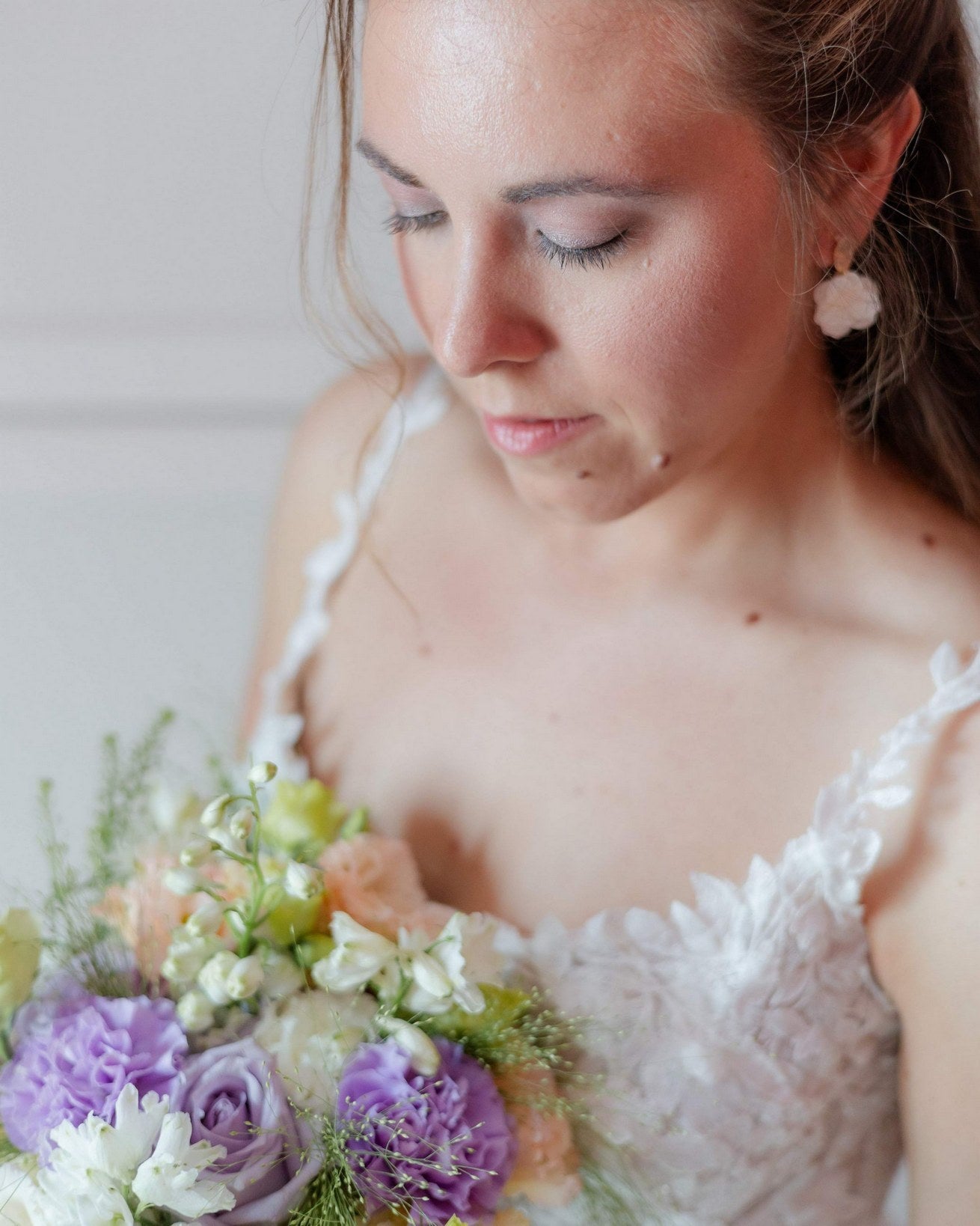 Boucles d'oreilles mariage élégantes en doré martelé avec pétales d’hortensias stabilisés, des bijoux fleuris signés Hana&Alice.