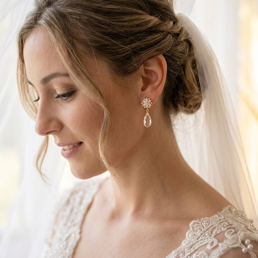 Boucles d’oreilles de mariage à clips avec fleur en zircons et cristal délicatement suspendu