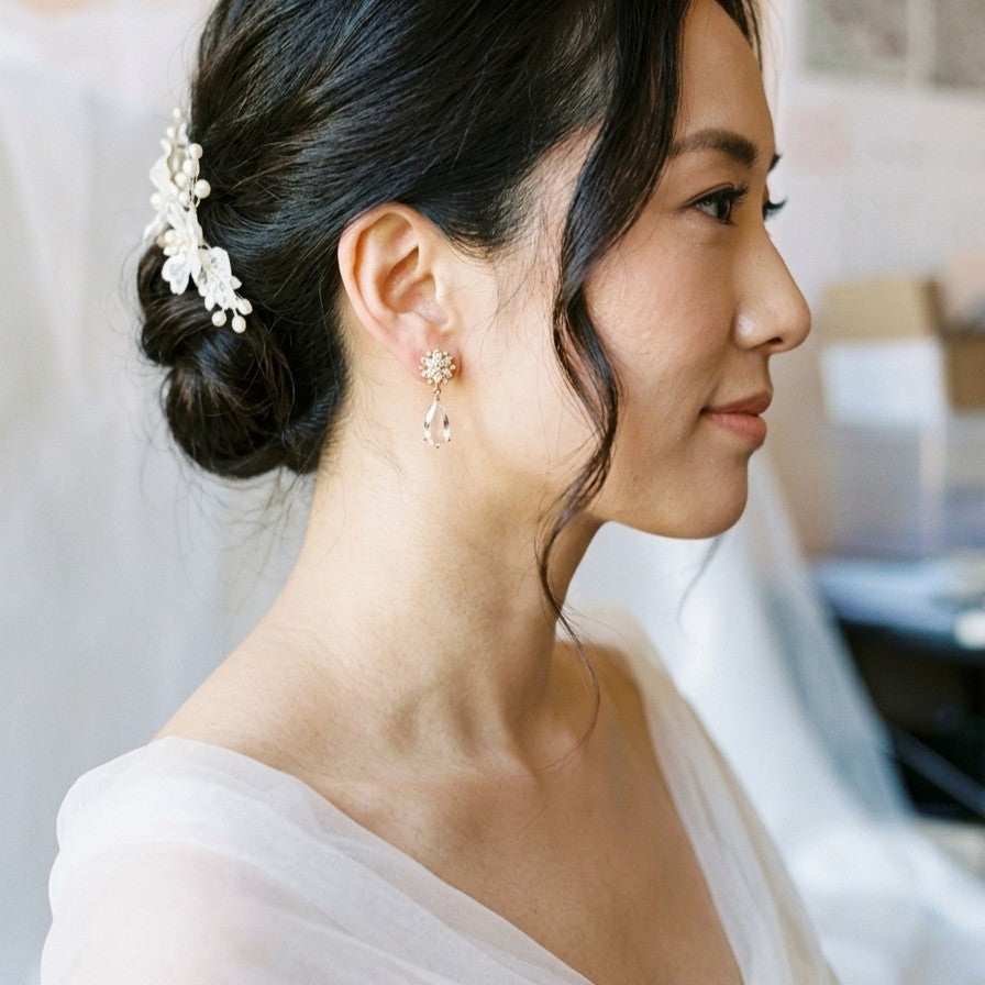 Boucles d’oreilles mariage sans perçage avec fleur ornée de zircons et goutte en cristal