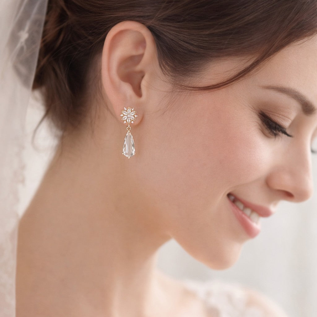 Boucles d’oreilles fleuries pour mariage avec fermoir à clips, zircons et cristal transparent